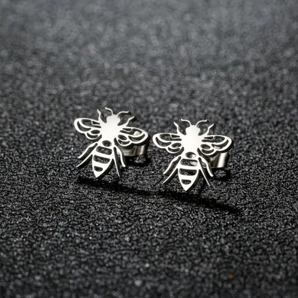 NEW Dainty Bumble Bee stud Earrings Silver color - Boutique - Picture 2 of 3